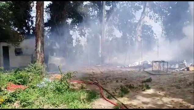 Pisa, incendio in viale D'Annunzio, colonna di fumo nero chiaramente visibile