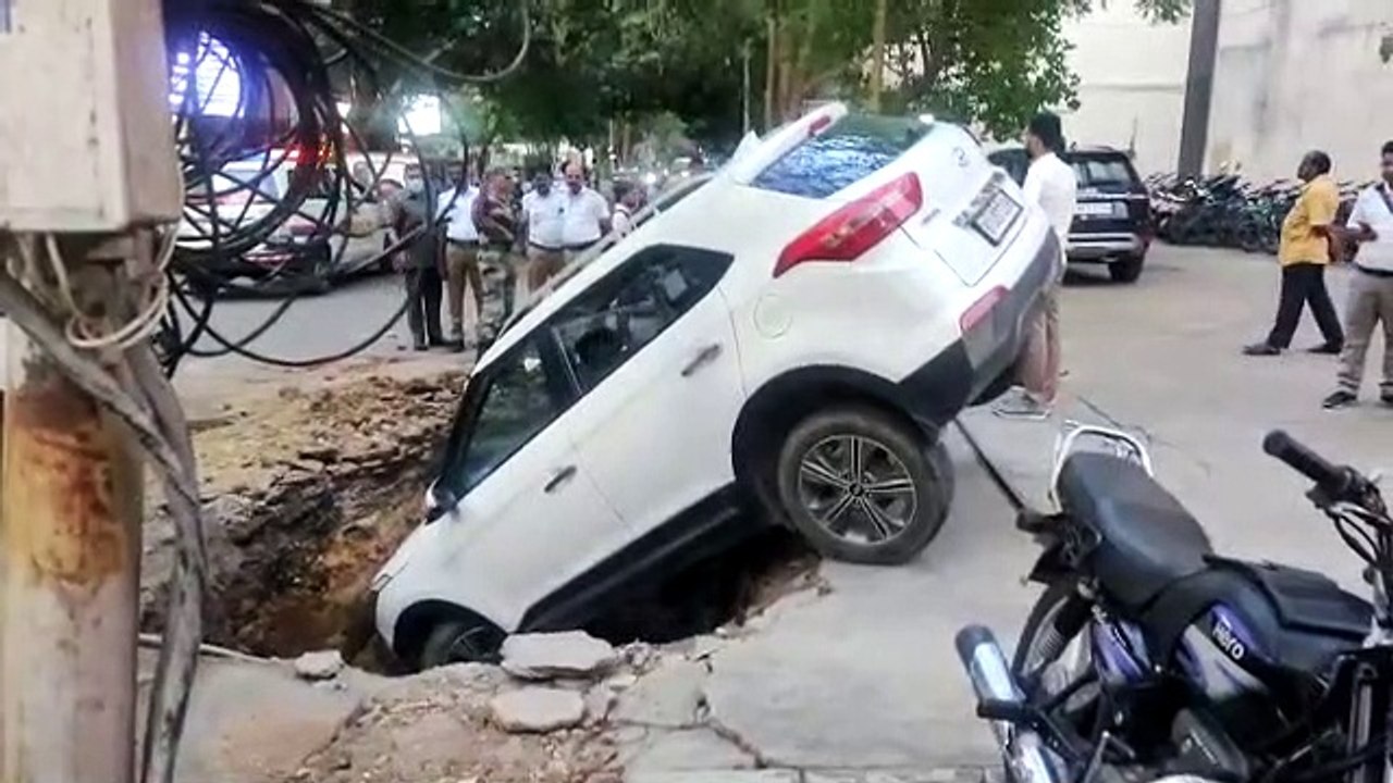 Chennai: अचानक गड्ढे में जा गिरी SUV कार, ड्राइ...