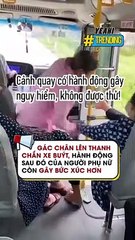 Gác chân lên thanh chắn xe buýt hành động sau đó của người phụ nữ còn gây bức xúc hơn