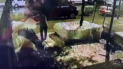 Sağanak yağışta ''insanlık ölmemiş'' dedirten görüntü