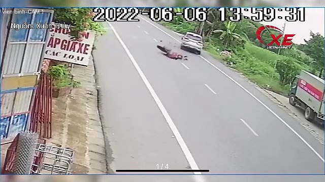 Chạy xe máy tốc độ cao lấn làn tông trực diện ô tô ngược chiều