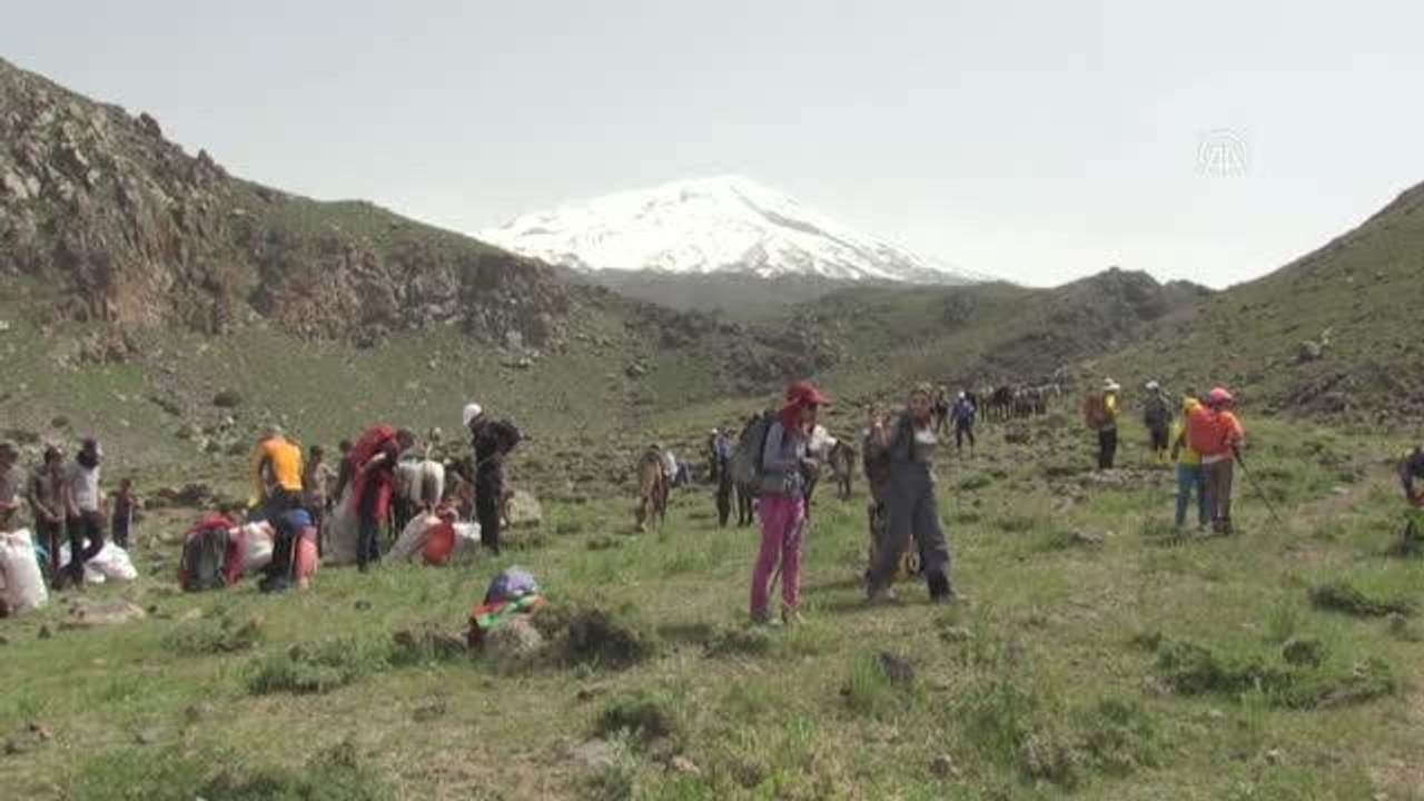 İranlı doğa ve dağcılık tutkunları zirve tırmanışı için Ağrı Dağı'nı seçti