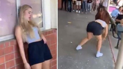 Genç kızlar arasındaki kavgayı ayırmadan dakikalarca izlediler