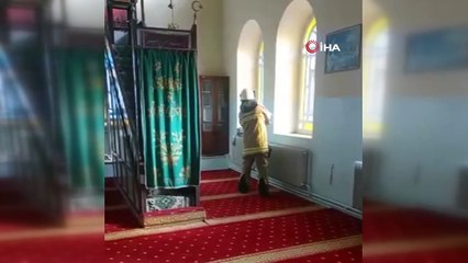 Camide panik anları! İmam fark etti, cemaat ne yapacağını şaşırdı