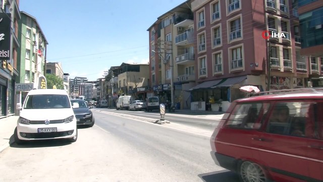 Bebek arabasıyla karşıya geçmeye çalışan anne ve çocuklarına araba çarptı