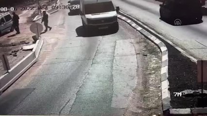 Filistinli sürücü kontrol noktasında İsrail polisinin silahını alarak kaçtı