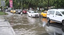 Balat’ta yağmur sonrası yollar göle döndü