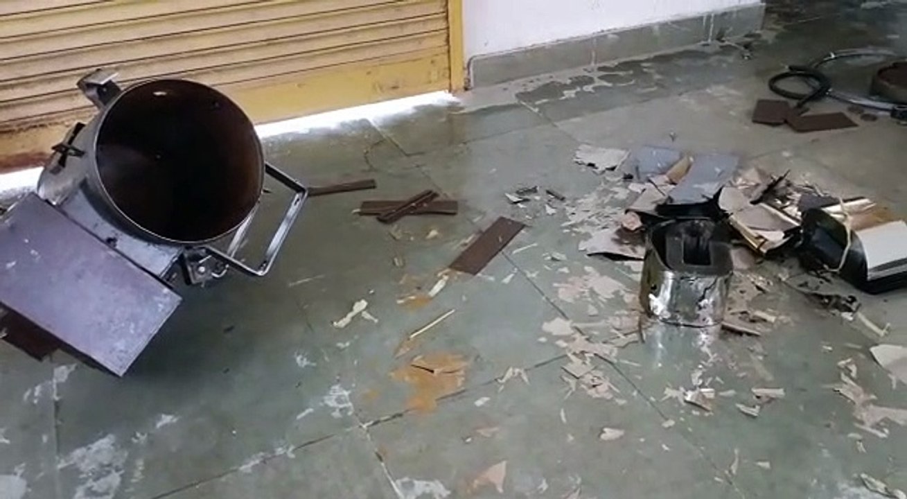 गांवड़ी ग्रिड स्टेशन में संवेदक कर्मी को बंधक ब...