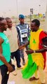 Un fan sénégalais n'en revient pas de rencontrer son idole, Sadio Mané