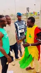 Un fan sénégalais n'en revient pas de rencontrer son idole, Sadio Mané