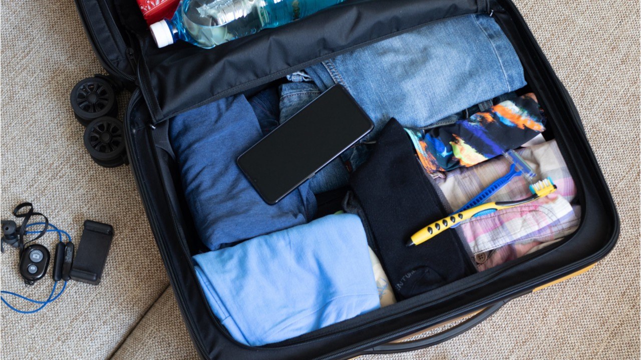 Mit dem Flieger in den Urlaub: Was unbedingt mit ins Handgepäck gehört