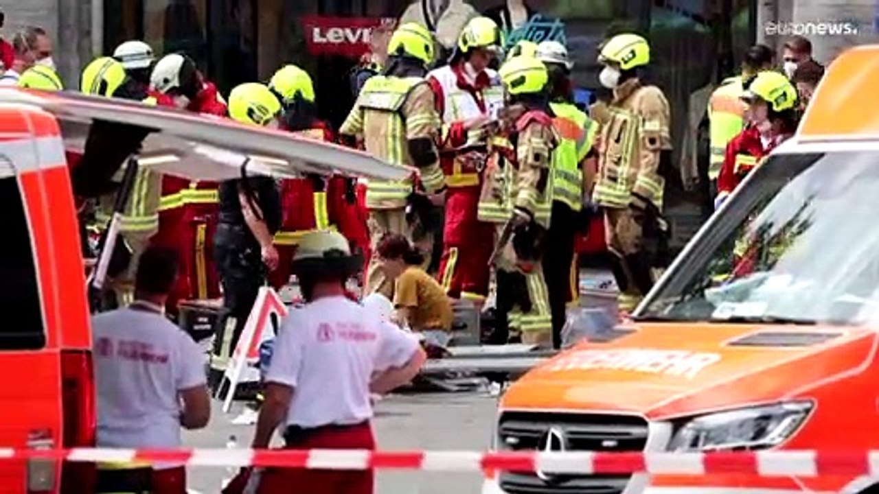 „Amoktat“ von Berlin: 51-Jährige tot – Plakate mit „Äußerungen über die Türkei“ im Wagen gefunden