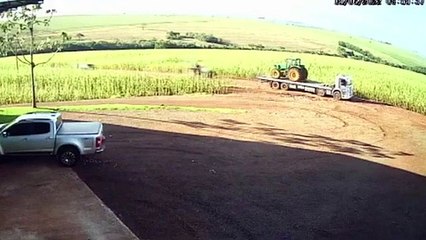 Vídeo: dois tratores são furtados no Paraná