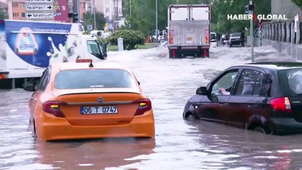 Selde suya gömülen aracından bardakla su boşaltan sürücü yaşadıklarını anlattı