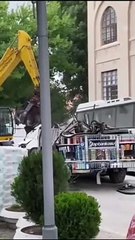 Gazi Üniversitesi'nde rektörlük otobüsten yapılan kütüphaneyi parçalattı