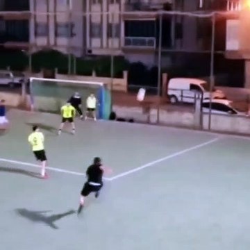 Halı sahalarda hiç görülmemiş olay! Topa öyle bir vurdu ki 4. kattaki eve gol girdi