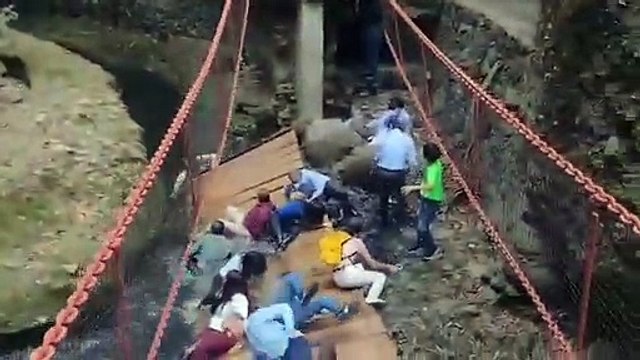 Colapsa un puente colgante en Cuernavaca, México, durante reinauguración