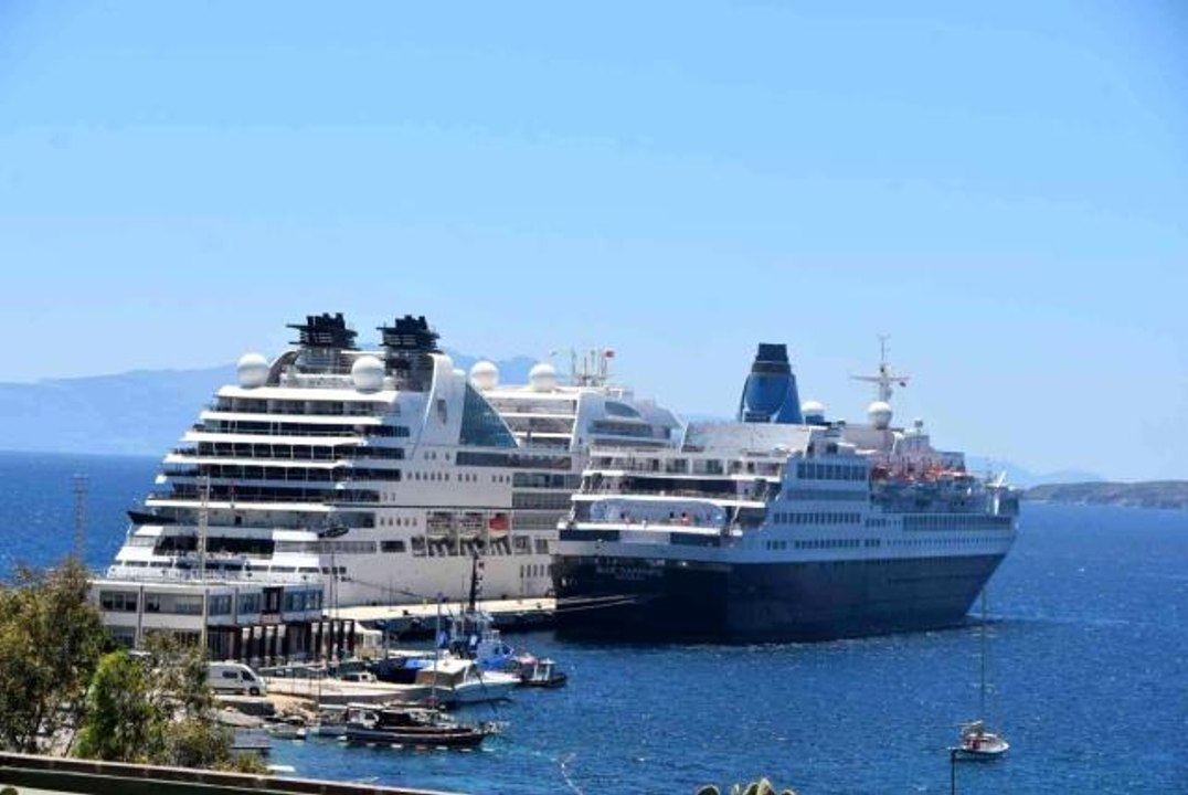 İki dev yolcu gemisi Bodrum'a geldi