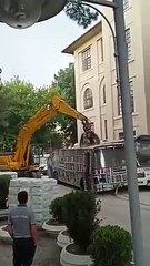 Gazi Üniversitesi’ndeki gezici kütüphane, iş makinasıyla parçalandı