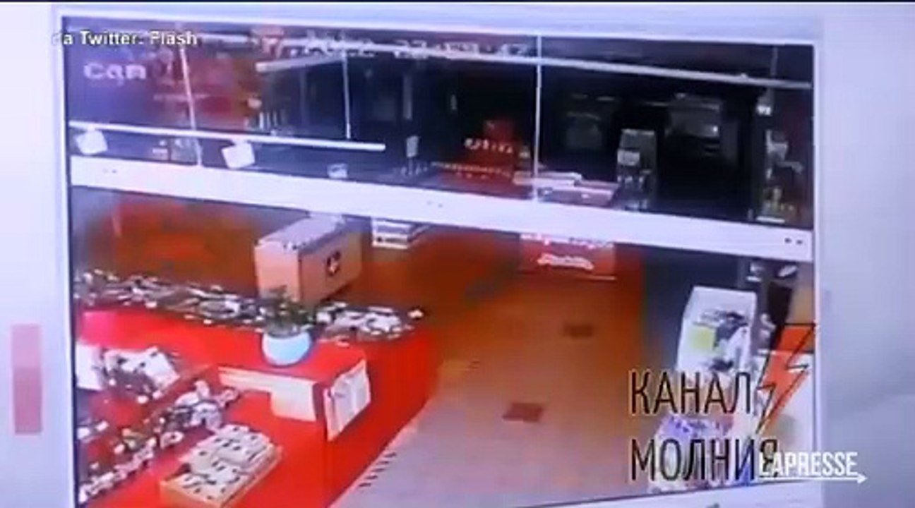 Ucraina, missile russo colpisce un supermercato a Kharkiv -