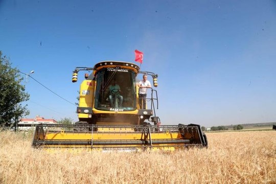 Tahmazoğlu çiftçinin hasat sevincine ortak oldu