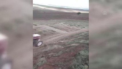 Dağlık arazide doğan buzağı traktör kabininde yaylaya taşındı