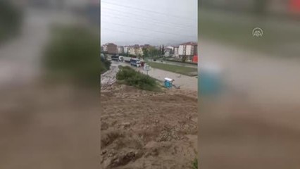 Taşova'da dolu ve sağanak etkili oldu