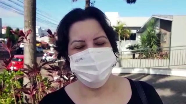 Durante alta da mãe, que venceu a Covid-19, filha agradece e tenta retribuir a atenção dos profissionais de saúde