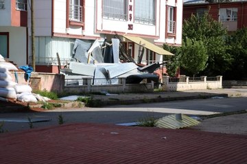 Sivas'ta kuvvetli rüzgar çatıları uçurdu