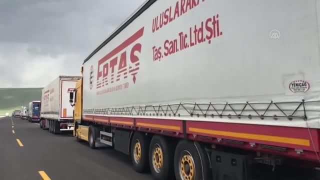 Çıldır-Aktaş Gümrük Kapısında tır kuyruğu oluştu