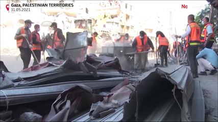 Thousands of Palestinian volunteers clean the debris in the streets of Gaza