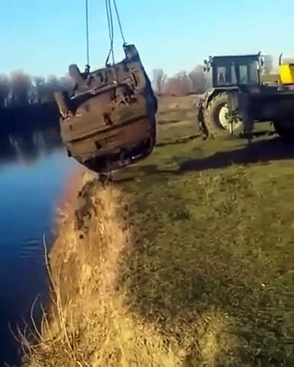 Ce qu'ils découvrent en sortant cette épave de la rivière est fou