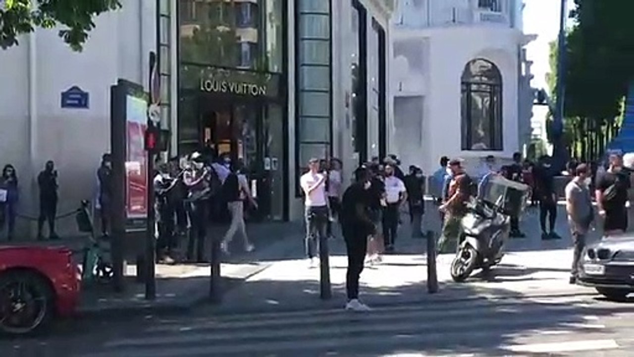 Un loueur de Ferrari des Champs-Elysées se fait rouler dessus par un client mécontent