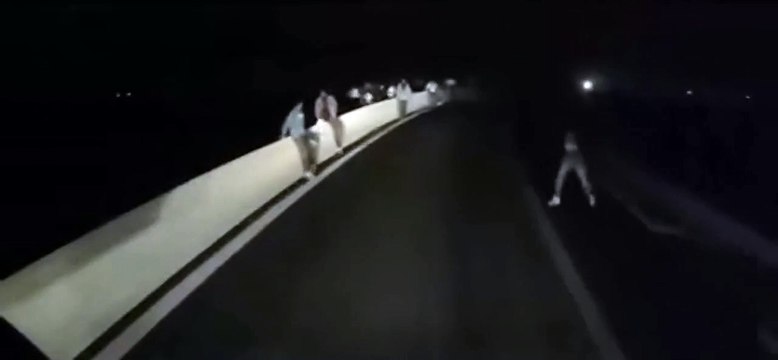 Ce routier polonais tombe sur une embuscade de migrants en pleine route