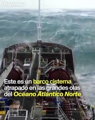 Un marino grabó cómo enormes olas azotaban su barco