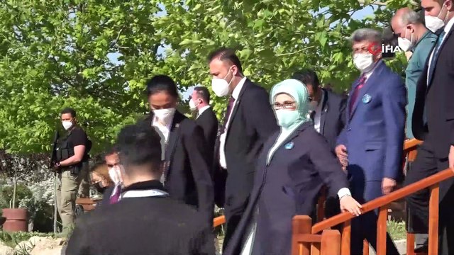 Emine Erdoğan ve Bakan Kurum Van Gölü sahilinde temizlik çalışmalarına katıldı