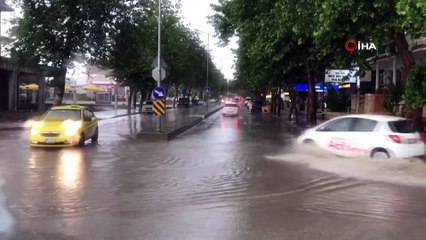 Şiddetli yağış Edirne'de yoları göle çevirdi