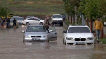 Kayseri'de sağanak yağış etkili oldu, araçlar mahsur kaldı