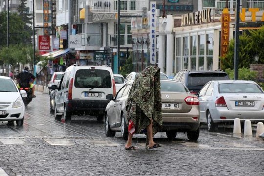 Sağanak yağmura sahilde yakalanıp kaçacak yer aradılar
