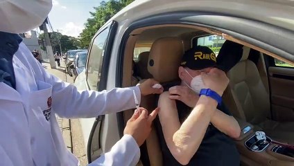 Raul Gil toma segunda dose da vacina contra a COVID-19 em SP