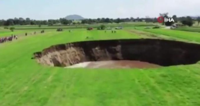 Meksika'da dev düdenin oluştuğu anlar kameralara yansıdı