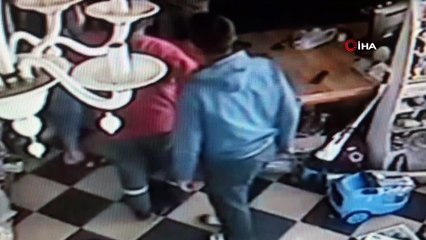 Avcılar’da bir kişi hasmının kafasına televizyon fırlattı... Kavga anları kamerada