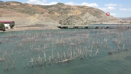 Suyu çekilen barajda ilginç görüntüler oluştu