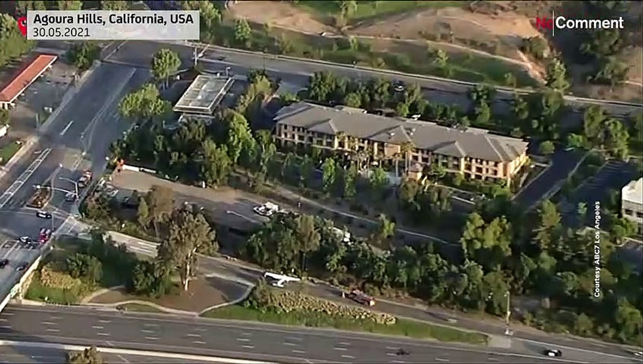 شاهد: طائرة صغيرة تهبط اضطراريا على طريق سريعة في ولاية كاليفورنيا