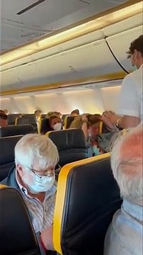 A bord d'un vol Ryanair une femme refuse de porter un masque, s'énerve, tire les cheveux d'un passager qui lui faisait la remarque et lui crache dessus