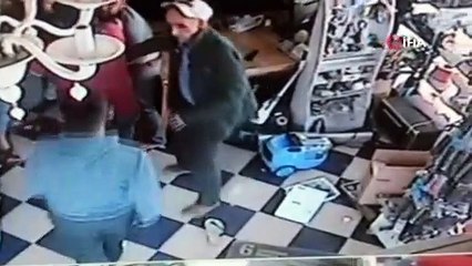 Husumetli olduğu kişinin kafasına televizyon attı