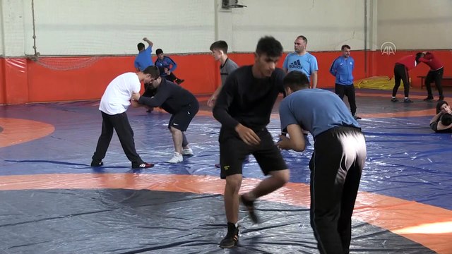 NİĞDE -İşitme engelli milli güreşçiler dünya şampiyonasına iddialı hazırlanıyor