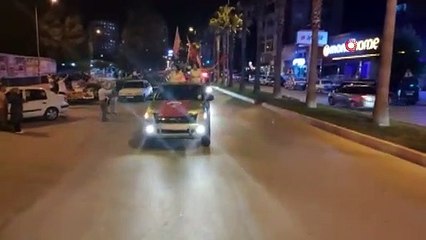 Canlı yayında araçtan düştü, çekim yapmaya devam etti