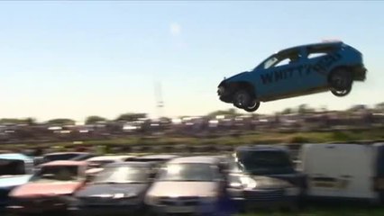 Espectacular concurso de salto de longitud con coche en Reino Unido
