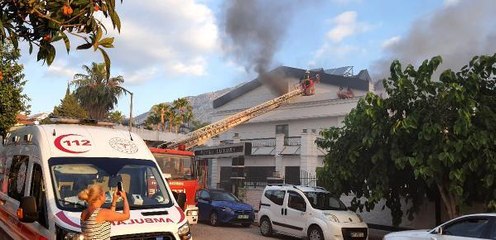 OTELDE YANGIN ÇIKTI TURİSTLER İTFAİYE MERDİVENİYLE TAHLİYE EDİLDİ